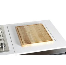 Planche à découper en bois sur un plan de travail de cuisine blanc