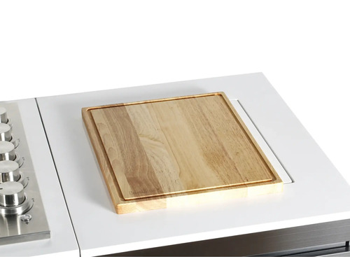 Planche à découper en bois sur un plan de travail de cuisine blanc