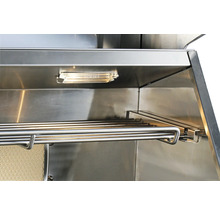 Intérieur d''un gril en acier inoxydable avec éclairage et grille de maintien au chaud