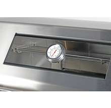 Vue détaillée d''un thermomètre de barbecue dans un barbecue en acier inoxydable