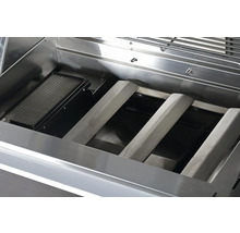 Vue intérieure d''un barbecue avec grille et brûleur