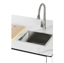 Table d''évier avec évier, robinet et planche à découper.