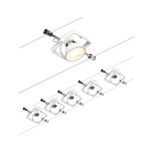 Sechs Leuchten an einem Seilsystem für die Deckenbeleuchtung