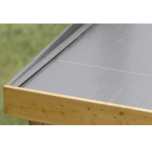 Nahaufnahme einer Dachabdeckung aus Holz und Bitumen für ein Gartenhaus