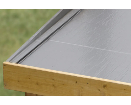 Gros plan d''une couverture de toit en bois et bitume pour une cabane de jardin