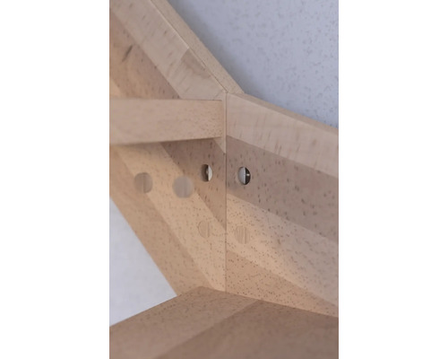 Detailaufnahme eines Holzrahmens mit Bohrungen für Schrauben oder andere Befestigungselemente.