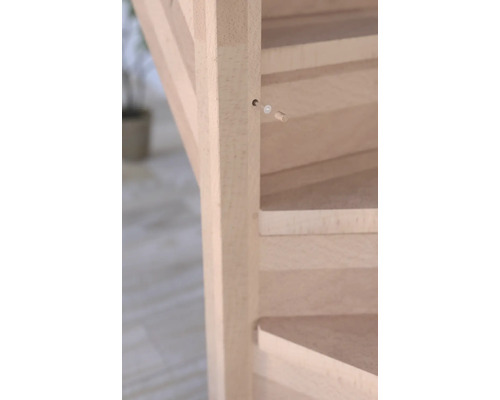 Holztreppe mit Geländerdetail