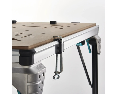 Detailansicht einer Werkbank mit Schraubzwinge