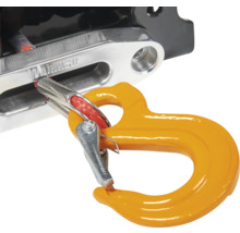Manille jaune avec sécurité fixée à un treuil