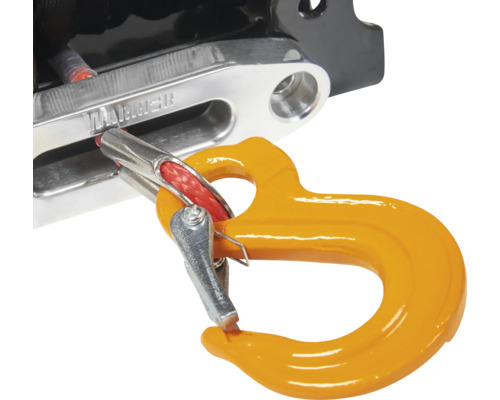 Gelber Schäkel mit Sicherung an einer Winde befestigt