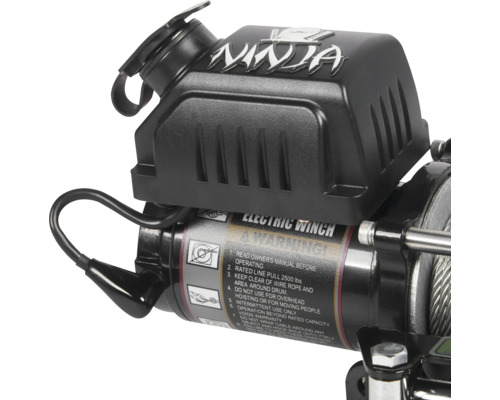 Elektrische Seilwinde mit Ninja Logo und Warnhinweisen.