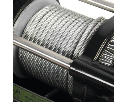 Nahaufnahme einer Seilwinde mit Stahlseil