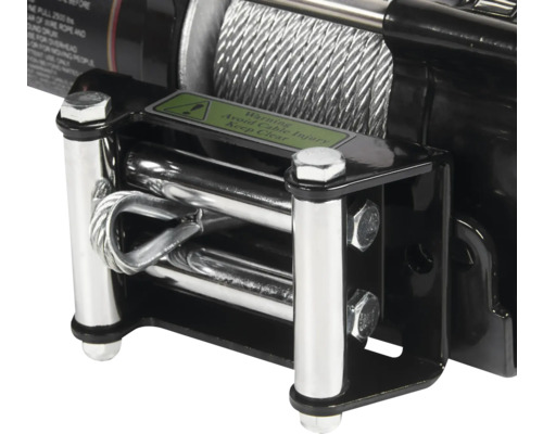 Detailansicht einer Seilwinde mit Stahlseil