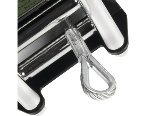 Detail einer Drahtseilwinde mit Stahlseil und Öse