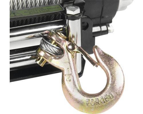Nahaufnahme eines Seilwindenhakens mit Stahlseil