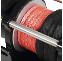 Detailansicht einer Seilwinde mit synthetischem Seil