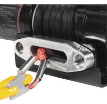 Detailansicht einer Seilwinde mit Drahtseil und Kabelschuhen