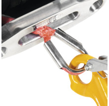 Detailaufnahme einer Umlenkrolle mit Seil und Karabinerhaken