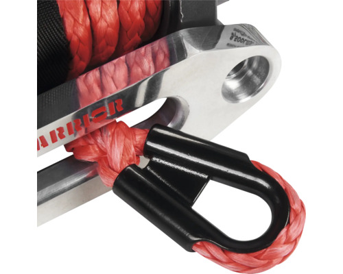 Detailansicht einer Seilwinde mit rotem Seil und schwarzem Schäkel