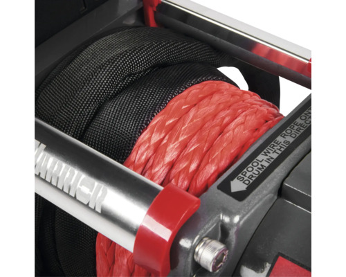 Detailansicht einer Seilwinde mit rotem Seil und schwarzer Ummantelung