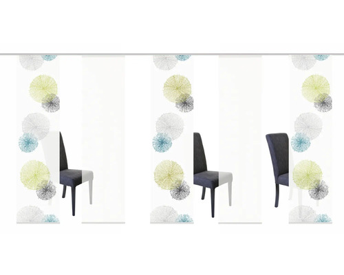 Ambiance de pièce avec rideaux coulissants à motifs floraux et chaises