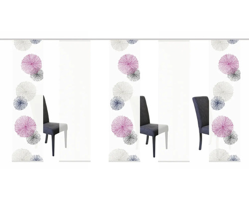 Vue d''une pièce avec des rideaux coulissants à motifs et des chaises