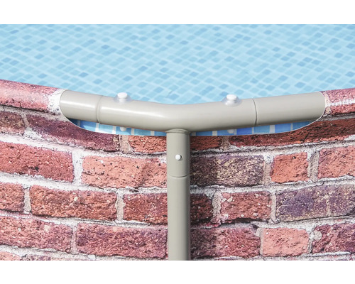 Detailansicht eines Aufstellpools mit Steinwandoptik und Stahlrohrrahmen