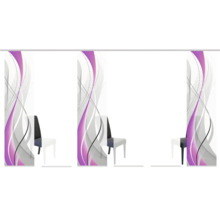 Schiebegardine mit abstraktem Design und Stuhl