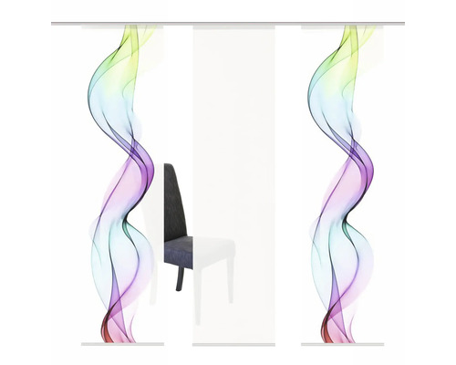 Schiebegardinen mit abstrakten, farbigen Wellenmuster vor einem Stuhl