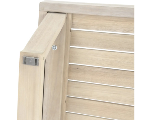 Detailansicht eines Holzgartenmöbels mit Schrauben und Beschlägen