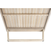 Dessous d''une table de jardin en bois