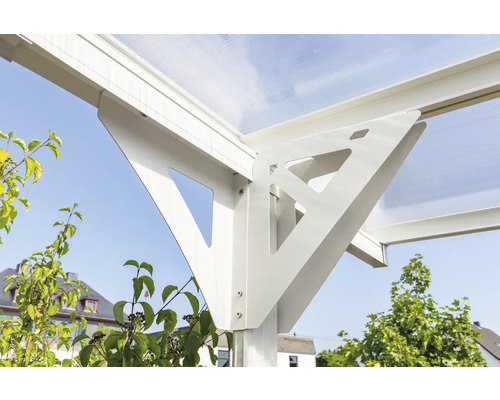 Detailansicht einer Terrassenüberdachung mit Aluminiumrahmen und Polycarbonatplatten