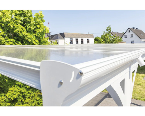 Detailansicht eines weißen Terrassendachs mit transparenten Platten
