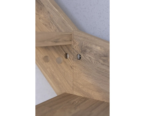Detailansicht eines Holzregals mit vorgebohrten Löchern zur Montage