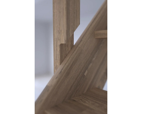Detailansicht einer Holzkonstruktion mit Zapfenverbindung