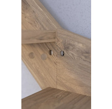 Detailansicht eines Holzregals mit vorgebohrten Löchern für die Montage.