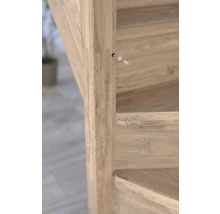 Detailansicht einer Holztreppe mit Dübeln