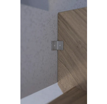 Detailansicht eines Regals mit Winkelverbinder zur Befestigung an der Wand
