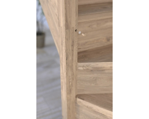 Détail d''un escalier en bois avec chevilles de fixation