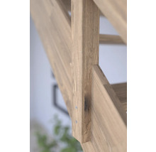 Detail einer Holztreppe mit Trageelementen und Stufen
