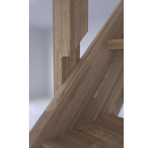 Detailaufnahme vun enger Holztrepp