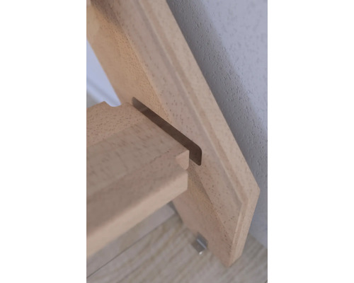 Gros plan d''un escalier en bois avec fixation murale