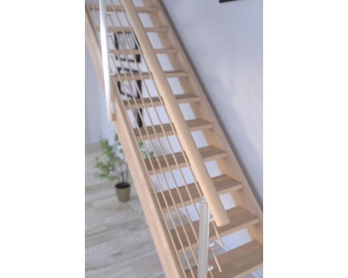 Escalier en bois avec garde-corps en métal à l''intérieur