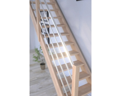 Holztreppe mit Edelstahlgeländer in einem hellen Raum