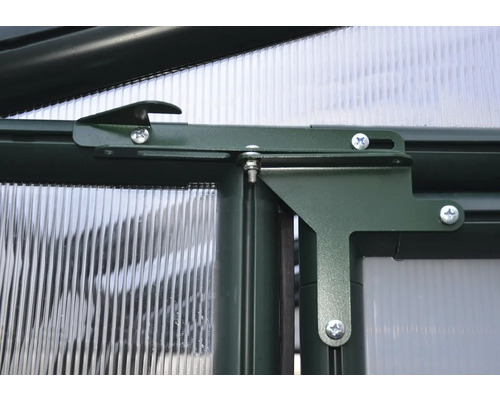 Detailaufnahme eines Gewächshausfensters mit Beschlägen und Schrauben