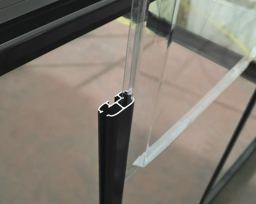 Detailansicht einer schwarzen Aluminiumfensterkonstruktion mit Glas