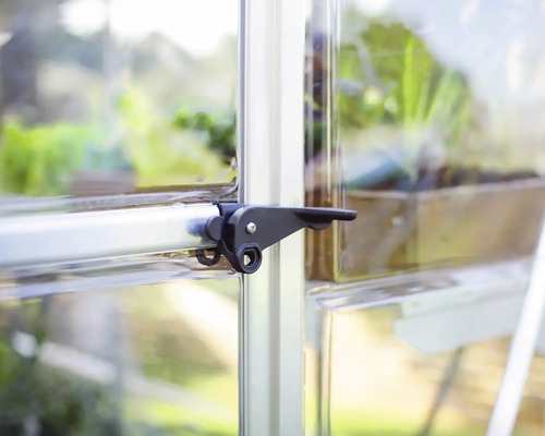 Detailaufnahme eines Gewächshauses mit Fensterriegel