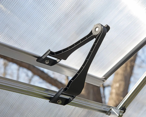 Detailaufnahme eines geöffneten Gewächshausfensters mit Fensteröffner
