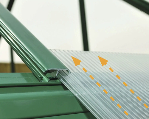 Detailaufnahme eines Gewächshauses mit Polycarbonatplatten und Profilen zur Lichtlenkung