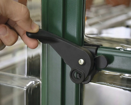 Hand betätigt Fensterriegel an einem Gewächshausfenster